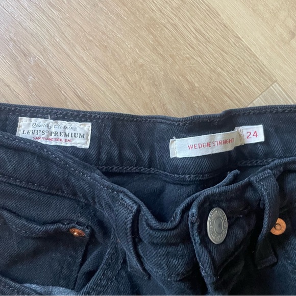 Levi’s Wedgie Straight Cropped Jeans - Picture 2 of 3